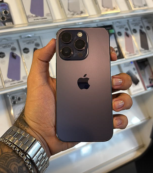 iPhone Pro roxo em destaque na loja Pointcell