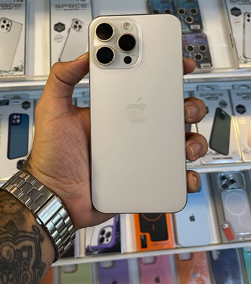 iPhone Pro Max branco em destaque na loja Pointcell